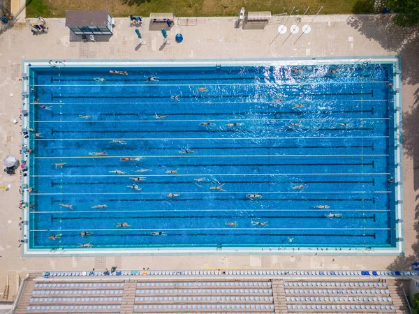 Ανοιχτή Αθλητική Πισίνα Έλαμπε Κάτω Από Τον Ήλιο Καθώς Άνθρωποι — Φωτογραφία Αρχείου
