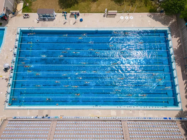 Ανοιχτή Αθλητική Πισίνα Έλαμπε Κάτω Από Τον Ήλιο Καθώς Άνθρωποι — Φωτογραφία Αρχείου