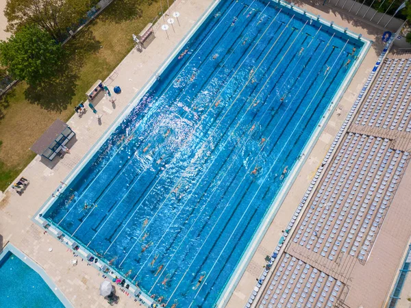Otevřený Sportovní Bazén Třpytil Pod Jasným Sluncem Když Lidé Plavali — Stock fotografie