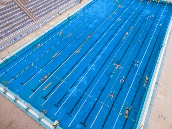 Otevřený Sportovní Bazén Třpytil Pod Jasným Sluncem Když Lidé Plavali — Stock fotografie