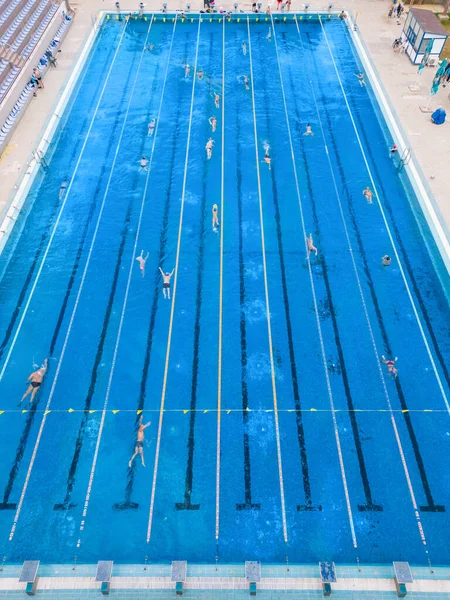 Piscina Esportes Abertos Brilhava Sob Sol Brilhante Como Pessoas Nadando — Fotografia de Stock
