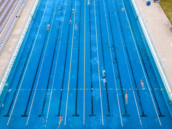 Het Open Sportzwembad Glinsterde Onder Felle Zon Terwijl Mensen Het — Stockfoto