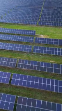 Yeşil çayır gökyüzü manzaralı büyük bir güneş enerjisi istasyonu
