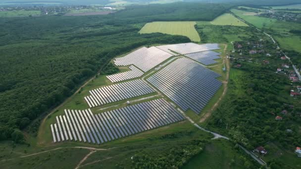 Велика Сонячна Електростанція Зеленому Луговому Повітрі Зверху — стокове відео