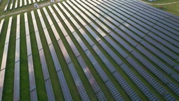 Großes Solarkraftwerk Auf Der Grünen Wiese Luftaufnahme — Stockvideo
