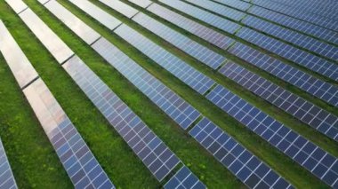 Yeşil çayır gökyüzü manzaralı büyük bir güneş enerjisi istasyonu