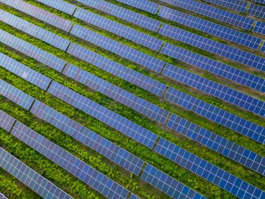 Yeşil çayır gökyüzü manzaralı büyük bir güneş enerjisi istasyonu