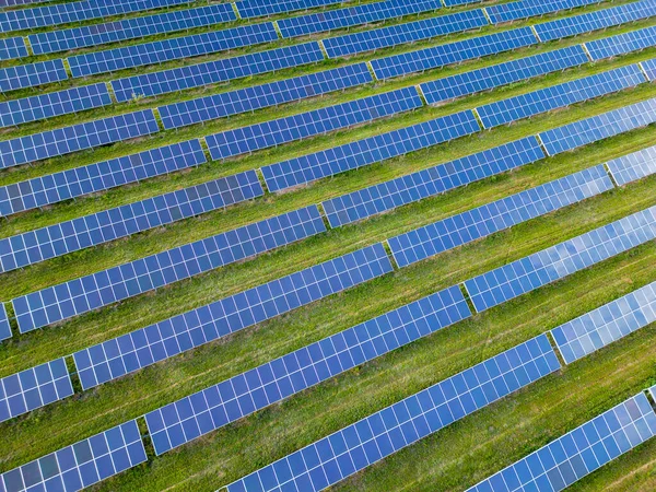 Μεγάλο Ηλιακό Σταθμό Παραγωγής Ενέργειας Ένα Πράσινο Λιβάδι Κεραία Πάνω — Φωτογραφία Αρχείου