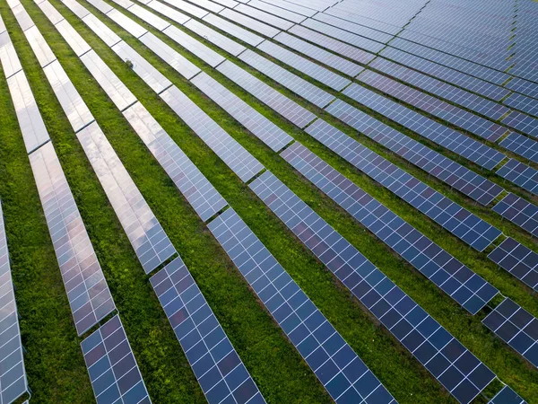 Grote Zonne Energiecentrale Een Groene Weide Bovenaanzicht — Stockfoto