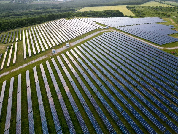 绿色草地上的大型太阳能发电站空中俯瞰 — 图库照片