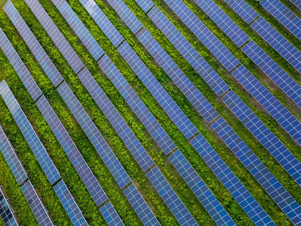 Stort Solkraftverk Grön Äng Antenn Ovanifrån — Stockfoto