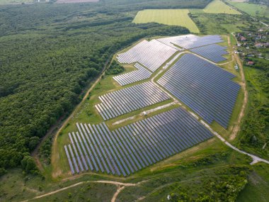 Yeşil çayır gökyüzü manzaralı büyük bir güneş enerjisi istasyonu