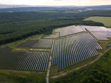 Yeşil çayır gökyüzü manzaralı büyük bir güneş enerjisi istasyonu