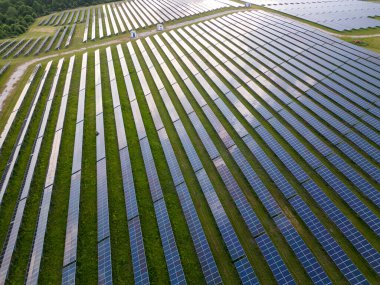 Yeşil çayır gökyüzü manzaralı büyük bir güneş enerjisi istasyonu