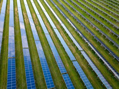 Yeşil çayır gökyüzü manzaralı büyük bir güneş enerjisi istasyonu