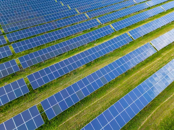 绿色草地上的大型太阳能发电站空中俯瞰 — 图库照片