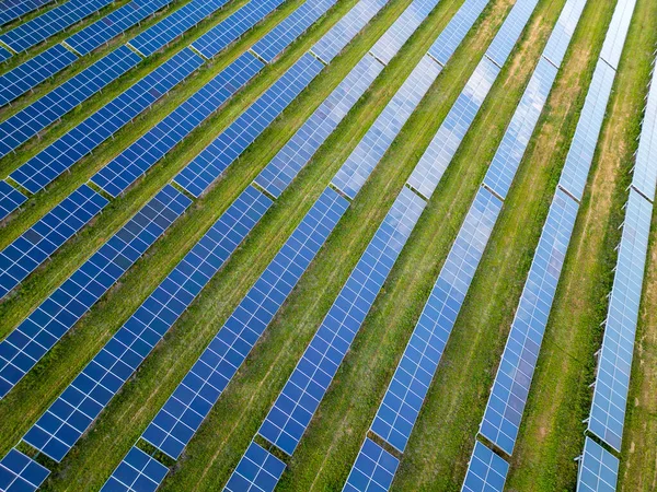 Велика Сонячна Електростанція Зеленому Луговому Повітрі Зверху — стокове фото