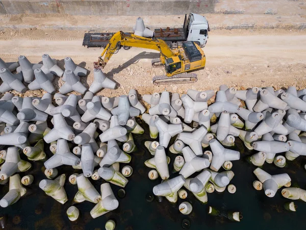 Excavator Diligently Constructs Dock Breakwater Sea Its Mighty Arm Reaching — Stock Photo, Image