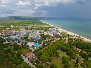 Bulgaristan 'ın büyüleyici Kranevo kentini havadan gören bir manzara gözler önüne seriliyor. Gök mavisi kıyı şeridi, kumlu plajlarla süslenmiş, bu canlı yere biraz kıyı cazibesi katıyor..