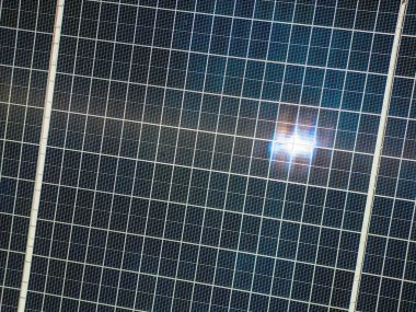 Geniş bir güneş paneli olarak tasarlanmış, harmanlama tarzı ve sürdürülebilirliği olan modern bir ev. Parlak ve işlevsel tasarımı güneş enerjisinden faydalanıyor, eve güç sağlıyor. Bu mimari