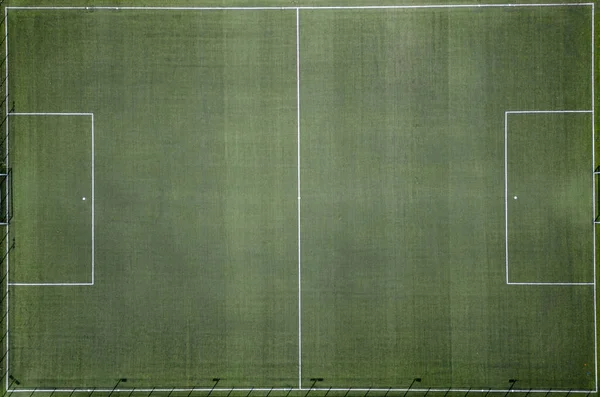 从空中看 一个空旷的足球场映入眼帘 修剪整齐的草坪和有标记的线条创造了一个对称和吸引人的游戏表面 在看不到球员的情况下 — 图库照片