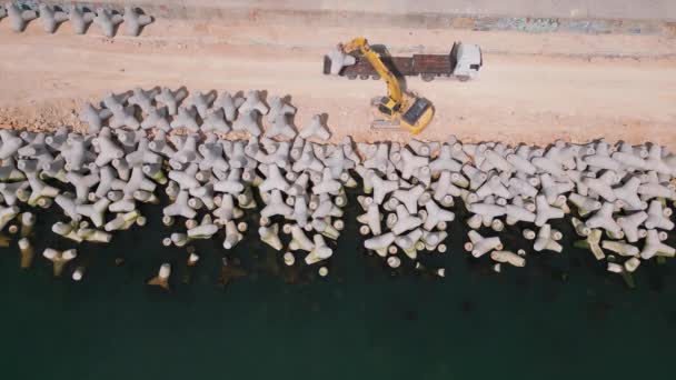 Una Excavadora Construye Diligentemente Muelle Rompeolas Mar Poderoso Brazo Extendiéndose — Vídeo de stock