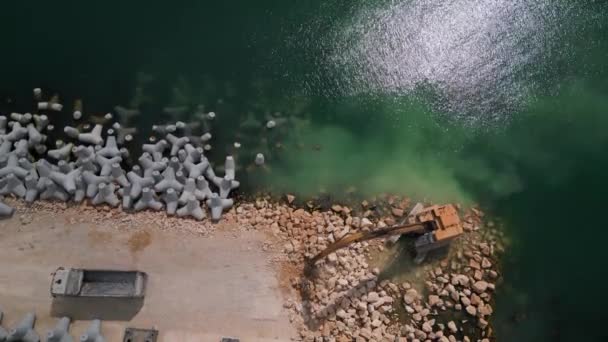 Una Excavadora Construye Diligentemente Muelle Rompeolas Mar Poderoso Brazo Extendiéndose — Vídeo de stock