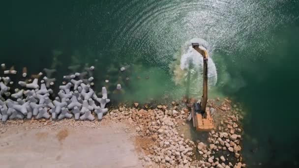 Escavatore Costruisce Diligentemente Una Darsena Frangiflutti Nel Mare Suo Braccio — Video Stock