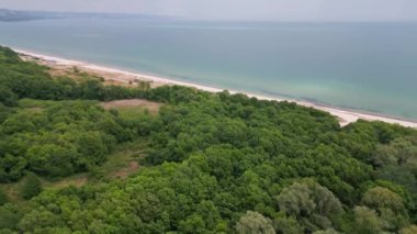Havadan bakıldığında, nefes kesen bir manzara yemyeşil ormanları aydınlatır. Parlak kıyı şeridi boyunca kumlu bir kumsalla karşılaşır. Bulgaristan