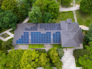 Geniş bir güneş paneli olarak tasarlanmış, harmanlama tarzı ve sürdürülebilirliği olan modern bir ev. Parlak ve işlevsel tasarımı güneş enerjisinden faydalanıyor, eve güç sağlıyor. Bu mimari