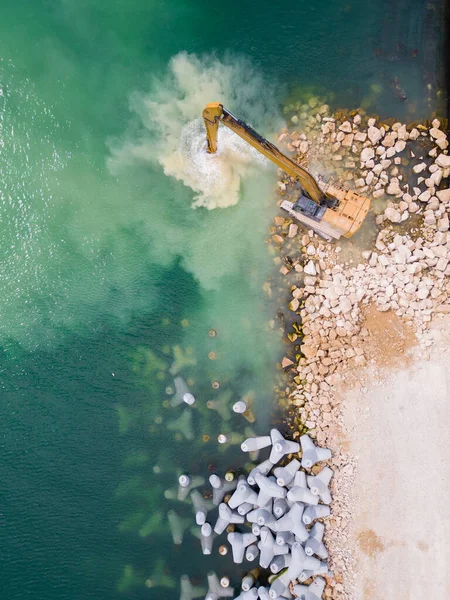 Excavator Diligently Constructs Dock Breakwater Sea Its Mighty Arm Reaching — Stock Photo, Image