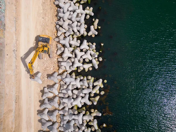 Une Excavatrice Construit Avec Diligence Quai Brise Lames Dans Mer — Photo