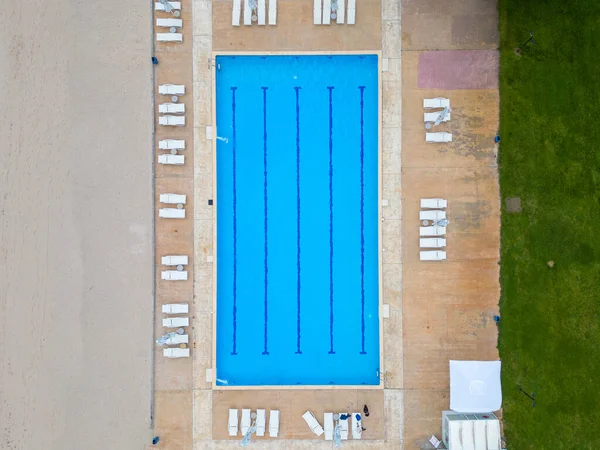 Een Luchtfoto Toont Een Leeg Zwembad Verstoken Van Zwemmers Het — Stockfoto