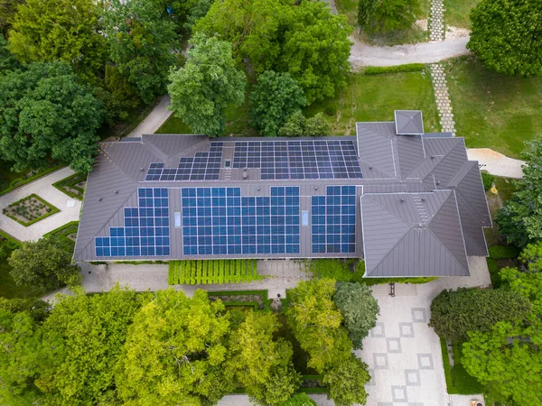 Das Moderne Haus Mit Einem Dach Das Als Große Sonnenkollektoren — Stockfoto