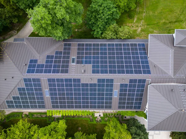 Casa Moderna Con Tetto Progettato Come Grande Pannello Solare Che — Foto Stock