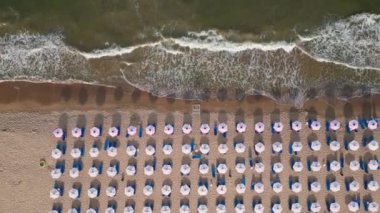 Saman plaj şemsiyeleri ve turkuaz berrak suyla inanılmaz boş bir kumsal manzarası..