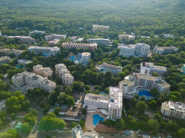 Golden Sands, Zlatni Piasaci 'deki plaj ve otellerin havadan görünüşü. Varna, Bulgaristan