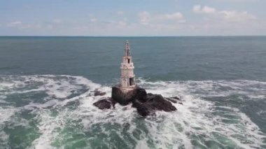 Bulgaristan 'ın Karadeniz kıyısındaki Ahtopol kenti yakınlarındaki bir adada deniz fenerinin havadan görünüşü