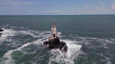 Bulgaristan 'ın Karadeniz kıyısındaki Ahtopol kenti yakınlarındaki bir adada deniz fenerinin havadan görünüşü
