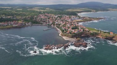 Bulgaristan 'ın Karadeniz kıyısındaki küçük Ahtopol kıyı kasabasının havadan görünüşü, manzaralı güzelliğini ve sahil cazibesini sergiliyor