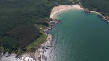 Bulgaristan 'ın güneyindeki Silistar Sahili yakınlarındaki Karadeniz' in kayalık kıyı şeridinin hava manzarası, engebeli güzelliğini ve kıyı ihtişamını gözler önüne seriyor..