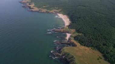 Bulgaristan 'ın güneyindeki Sinemorets kasabası yakınlarındaki Karadeniz' in kayalık kıyı şeridinin hava manzarası, engebeli güzelliğini ve kıyı ihtişamını gözler önüne seriyor..