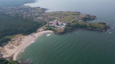 Bulgaristan 'ın güneyindeki Sinemorets kasabası yakınlarındaki Karadeniz' in kayalık kıyı şeridinin hava manzarası, engebeli güzelliğini ve kıyı ihtişamını gözler önüne seriyor..