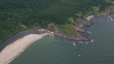 Bulgaristan 'ın güneyindeki Sinemorets kasabası yakınlarındaki Karadeniz' in kayalık kıyı şeridinin hava manzarası, engebeli güzelliğini ve kıyı ihtişamını gözler önüne seriyor..