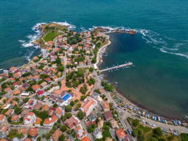 Bulgaristan 'ın Karadeniz kıyısındaki küçük Ahtopol kıyı kasabasının havadan görünüşü, manzaralı güzelliğini ve sahil cazibesini sergiliyor