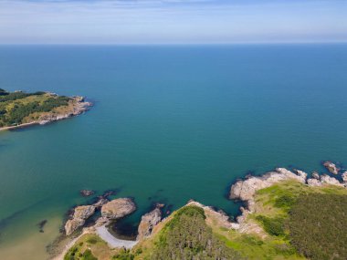 Bulgaristan 'ın güneyindeki Silistar Sahili yakınlarındaki Karadeniz' in kayalık kıyı şeridinin hava manzarası, engebeli güzelliğini ve kıyı ihtişamını gözler önüne seriyor..