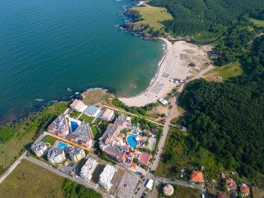 Bulgaristan 'ın güneyindeki Sinemorets kasabası yakınlarındaki Karadeniz' in kayalık kıyı şeridinin hava manzarası, engebeli güzelliğini ve kıyı ihtişamını gözler önüne seriyor..