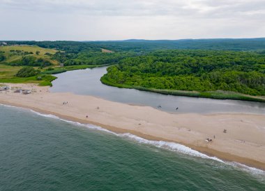 Bulgaristan 'ın güneyindeki Sinemorets kasabası yakınlarındaki Karadeniz' in kayalık kıyı şeridinin hava manzarası, engebeli güzelliğini ve kıyı ihtişamını gözler önüne seriyor..