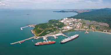 Bulgaristan 'ın Karadeniz kıyısındaki bir petrol depolama tesisi yakınlarındaki iki tankerin hava görüntüsü, deniz sanayisi ve kıyı altyapısını gözler önüne seriyor.