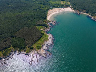 Bulgaristan 'ın güneyindeki Silistar Sahili yakınlarındaki Karadeniz' in kayalık kıyı şeridinin hava manzarası, engebeli güzelliğini ve kıyı ihtişamını gözler önüne seriyor..
